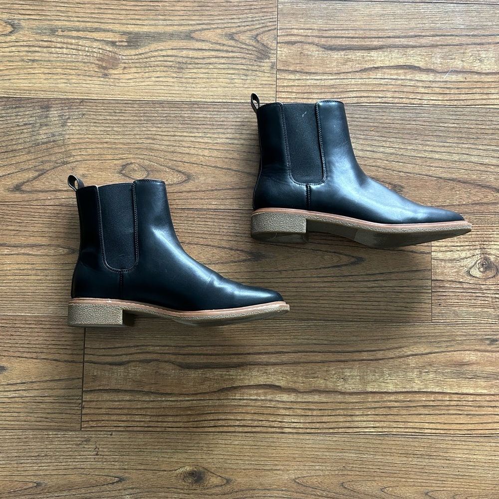 Black ankle Chelsea boot